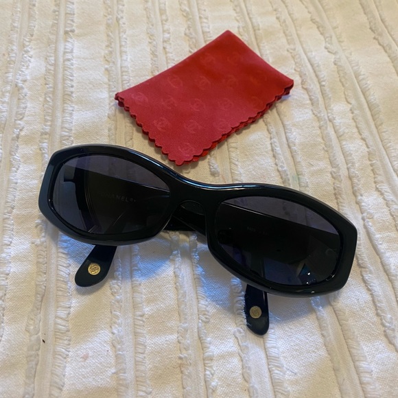 CHANEL Vintage Sunglasses - Picture 2 of 6